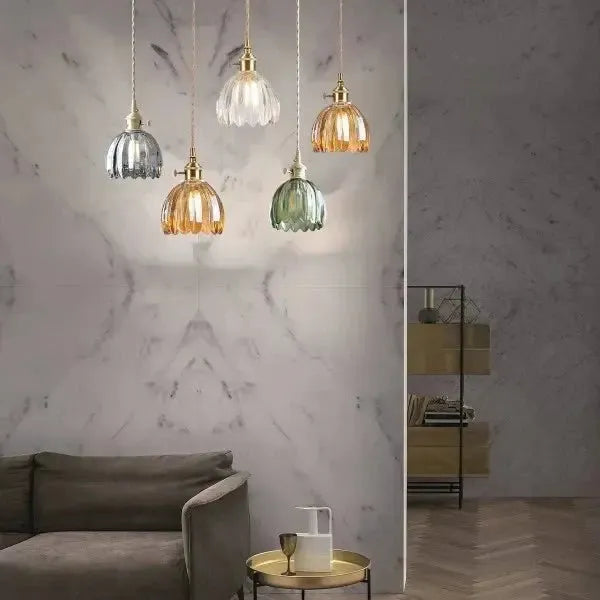 "Elegante glazen bloemvormige hanglamp met modern design en sfeervol licht, E27 fitting, in amberkleur."
