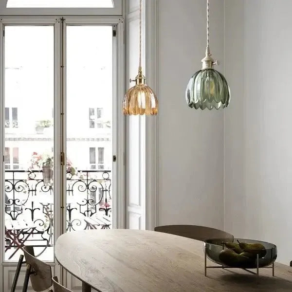 "Elegante glazen bloemvormige hanglamp met modern design en sfeervol licht, E27 fitting, in amberkleur."