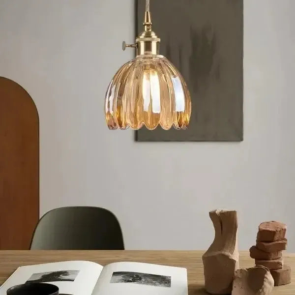 "Elegante glazen bloemvormige hanglamp met modern design en sfeervol licht, E27 fitting, in amberkleur."