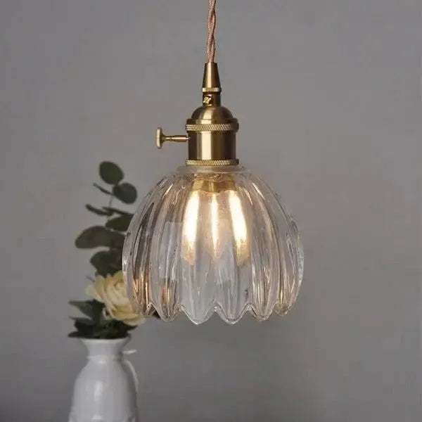 "Elegante glazen bloemvormige hanglamp met modern design en sfeervol licht, E27 fitting, in amberkleur."