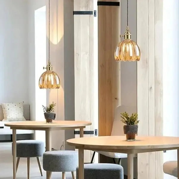 "Elegante glazen bloemvormige hanglamp met modern design en sfeervol licht, E27 fitting, in amberkleur."
