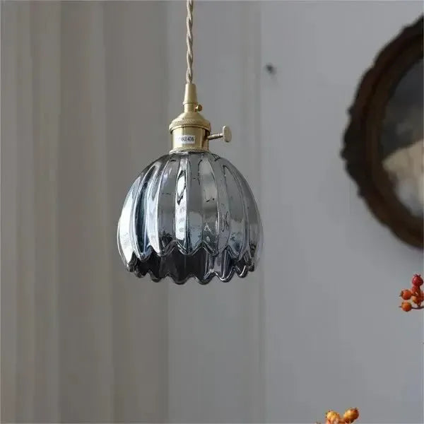 "Elegante glazen bloemvormige hanglamp met modern design en sfeervol licht, E27 fitting, in amberkleur."