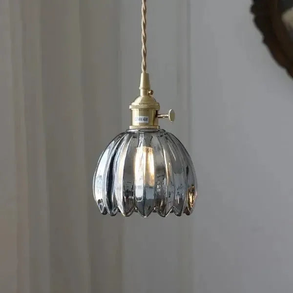 "Elegante glazen bloemvormige hanglamp met modern design en sfeervol licht, E27 fitting, in amberkleur."