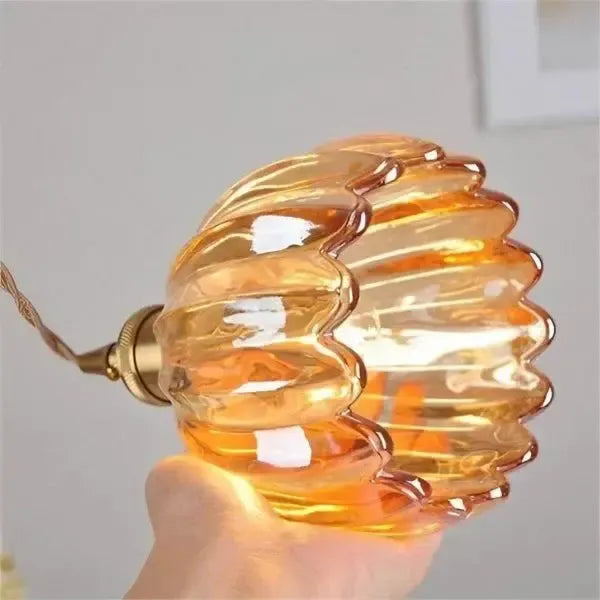 "Elegante glazen bloemvormige hanglamp met modern design en sfeervol licht, E27 fitting, in amberkleur."