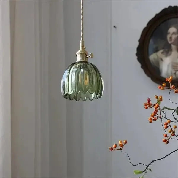 "Elegante glazen bloemvormige hanglamp met modern design en sfeervol licht, E27 fitting, in amberkleur."
