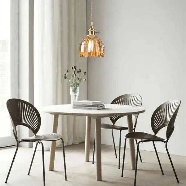 "Elegante glazen bloemvormige hanglamp met modern design en sfeervol licht, E27 fitting, in amberkleur."