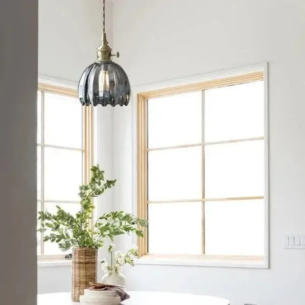 "Elegante glazen bloemvormige hanglamp met modern design en sfeervol licht, E27 fitting, in amberkleur."