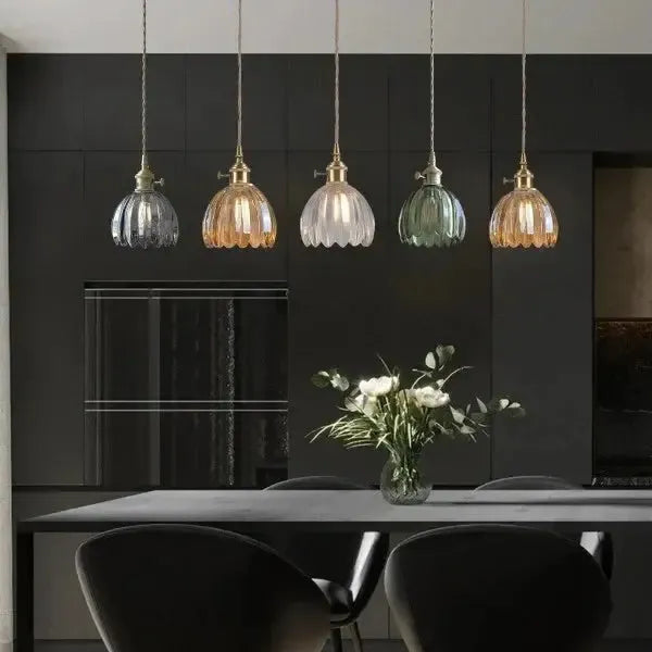 "Elegante glazen bloemvormige hanglamp met modern design en sfeervol licht, E27 fitting, in amberkleur."