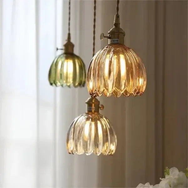 "Elegante glazen bloemvormige hanglamp met modern design en sfeervol licht, E27 fitting, in amberkleur."