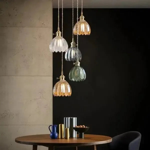 "Elegante glazen bloemvormige hanglamp met modern design en sfeervol licht, E27 fitting, in amberkleur."