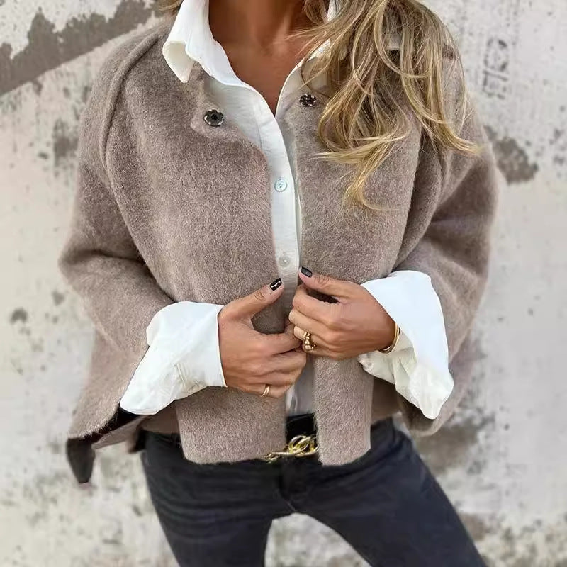 "Elegante halflange damesjas met stijlvolle snit, ideaal voor vrijetijdslook en comfort, gemaakt van hoogwaardige materialen.