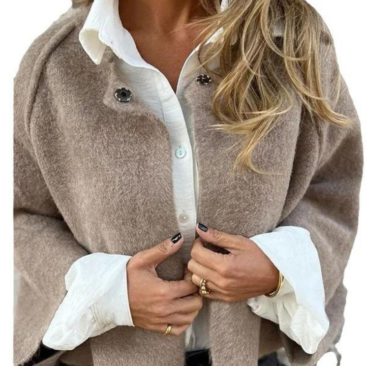 "Elegante halflange damesjas met stijlvolle snit, ideaal voor vrijetijdslook en comfort, gemaakt van hoogwaardige materialen.