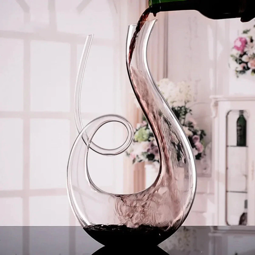 "Elegante handgemaakte wijnkaraf van loodvrij kristal, perfect voor optimale zuurstofvoorziening en smaakontwikkeling."