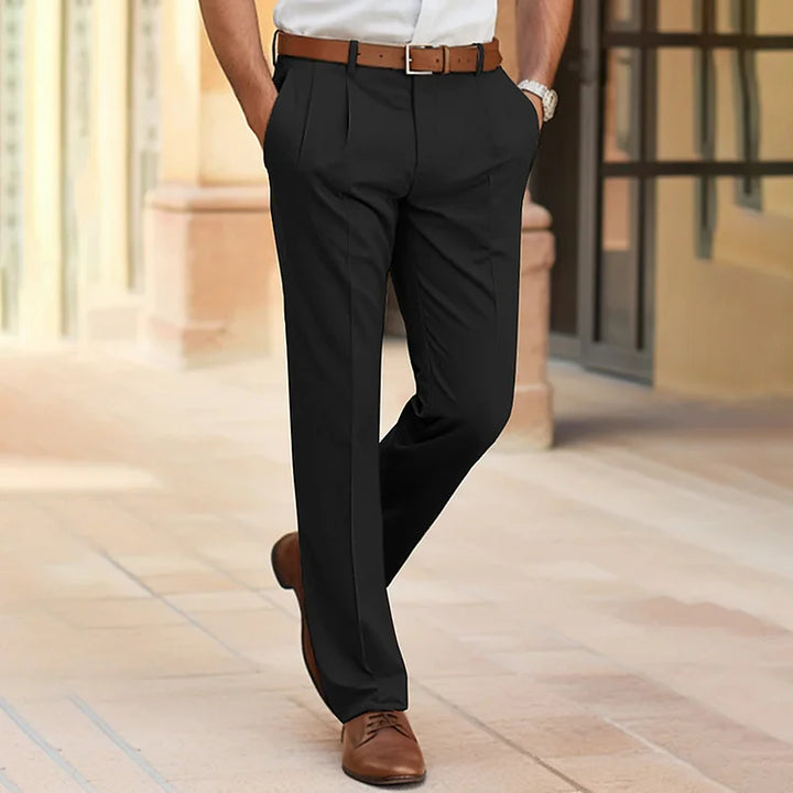 "Elegante heren casual businessbroek met moderne pasvorm, geschikt voor formele en casual gelegenheden, in grijstint."