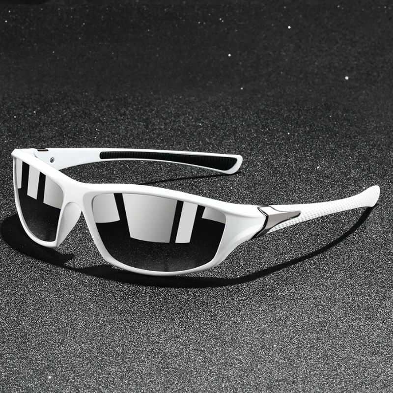 Elegante heren zonnebril met gepolariseerde UV400-lenzen en lichtgewicht metalen frame voor ultieme oogbescherming.