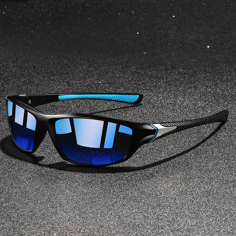 Elegante heren zonnebril met gepolariseerde UV400-lenzen en lichtgewicht metalen frame voor ultieme oogbescherming.