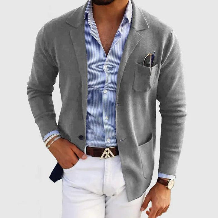 "Elegante herenblazer met klassieke reverskraag, subtiele steekzakken; stijlvol en veelzijdig, perfect voor elke gelegenheid.