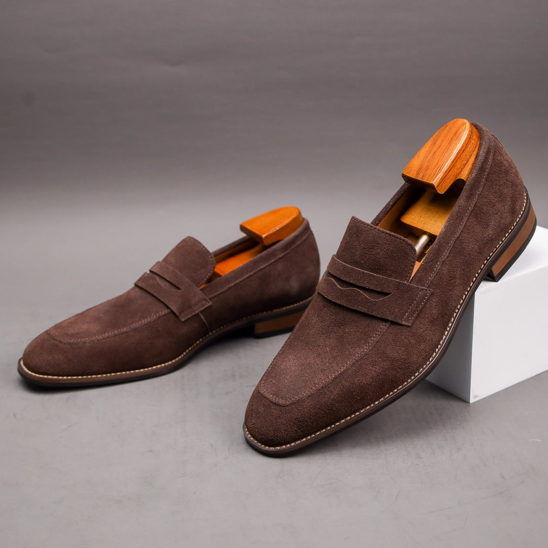 "Elegante herenschoenen in echt suède met slip-on design, comfortabele binnenzool en flexibele rubberen zool voor stabiliteit
