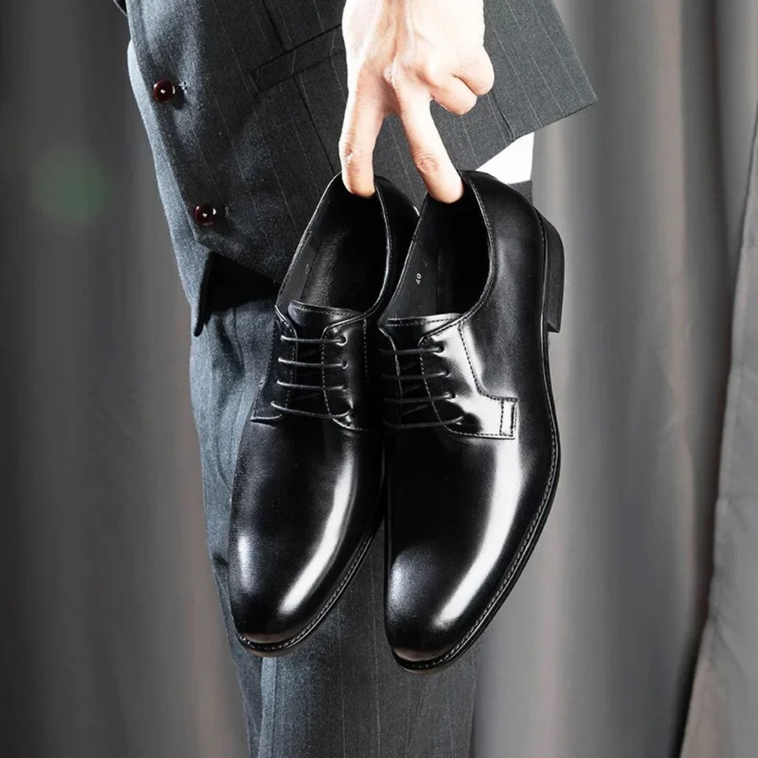 "Elegante herenschoenen van premium leer, vooraanzicht, klassieke stijl, tijdloos design, comfort voor elke gelegenheid."