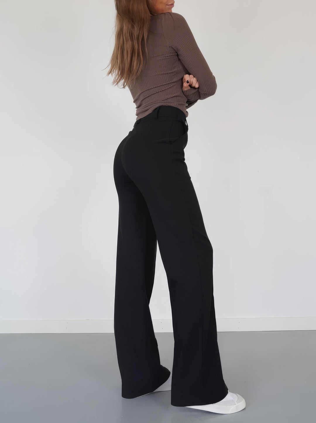 Elegante high-waist pantalon dames met rechte pijpen, zachte stretchstof, blinde ritssluiting; modieus en comfortabel.