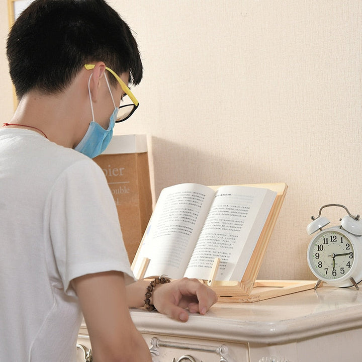"Elegante houten boekenstandaard; multifunctioneel voor boeken, tablets en laptops; duurzame, stijlvolle afwerking."