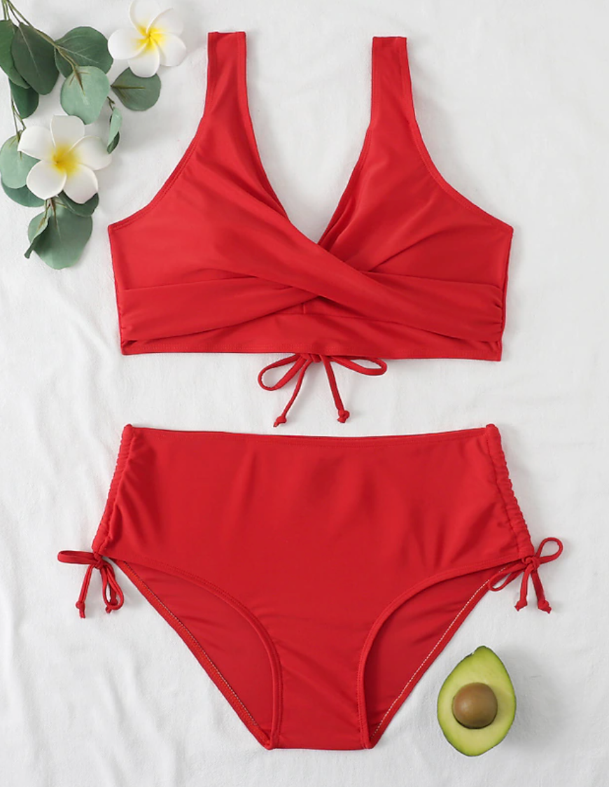 "Elegante Ibiza Luxe bikini set met overslagtop en high-waist broekje in stijlvolle kleuren, perfect voor stranddagen."