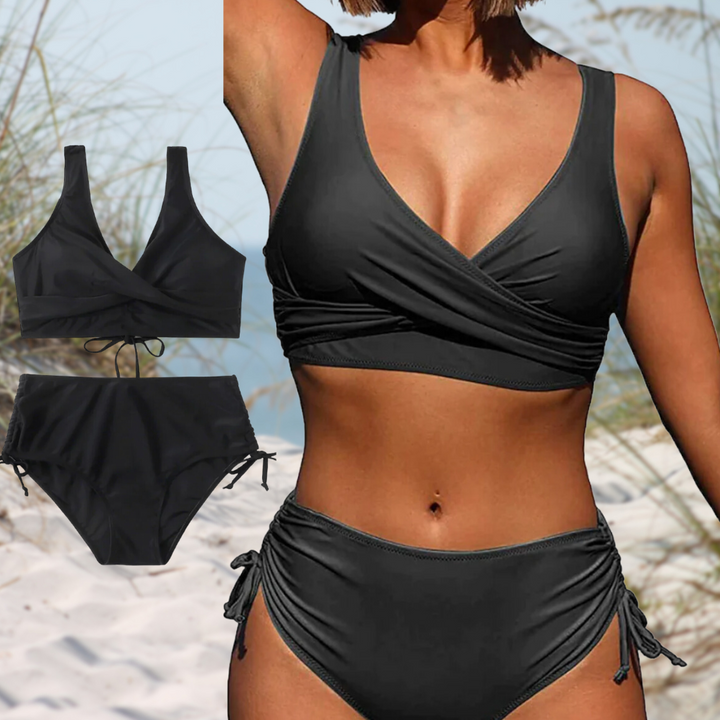"Elegante Ibiza Luxe bikini set met overslagtop en high-waist broekje in stijlvolle kleuren, perfect voor stranddagen."