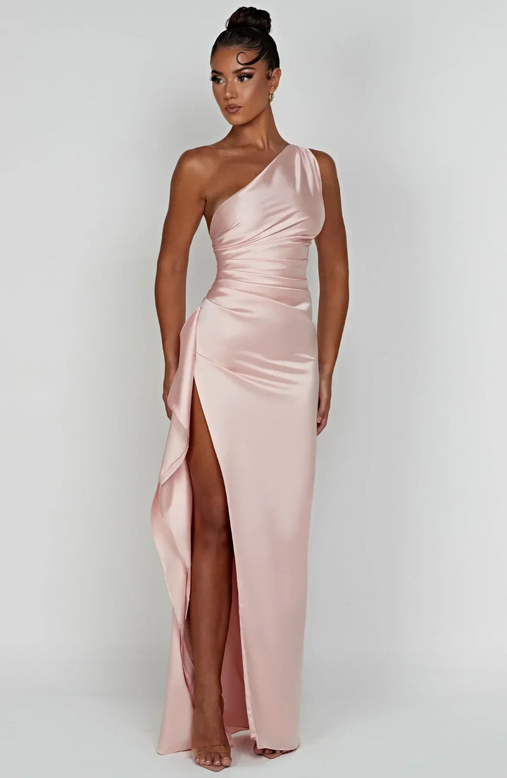 "Elegante Jaida satijnen avondjurk, rood, met asymmetrisch een-schouder ontwerp en hoge zijsplit, damesmode."