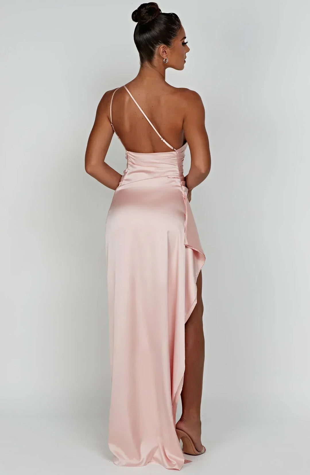 "Elegante Jaida satijnen avondjurk, rood, met asymmetrisch een-schouder ontwerp en hoge zijsplit, damesmode."