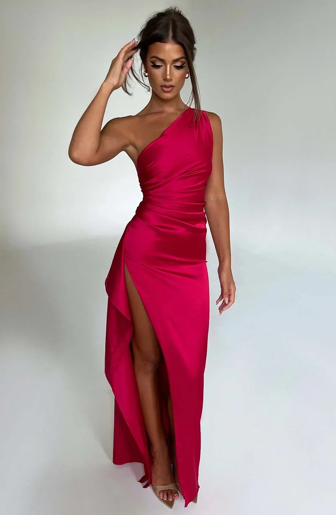 "Elegante Jaida satijnen avondjurk, rood, met asymmetrisch een-schouder ontwerp en hoge zijsplit, damesmode."