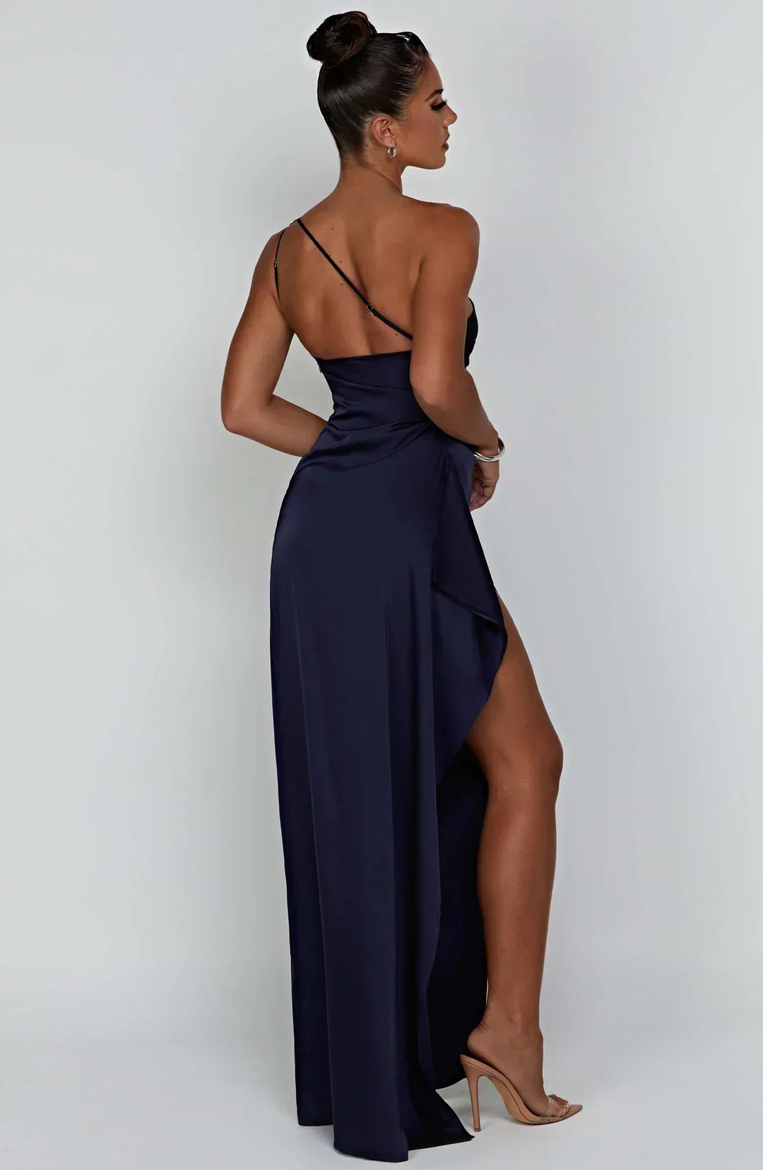 "Elegante Jaida satijnen avondjurk, rood, met asymmetrisch een-schouder ontwerp en hoge zijsplit, damesmode."