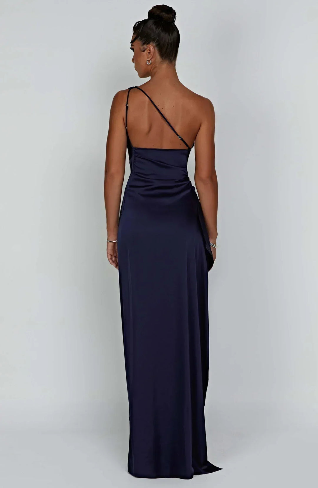 "Elegante Jaida satijnen avondjurk, rood, met asymmetrisch een-schouder ontwerp en hoge zijsplit, damesmode."