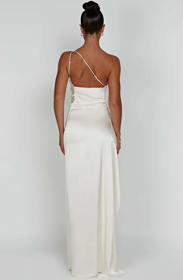 "Elegante Jaida satijnen avondjurk, rood, met asymmetrisch een-schouder ontwerp en hoge zijsplit, damesmode."
