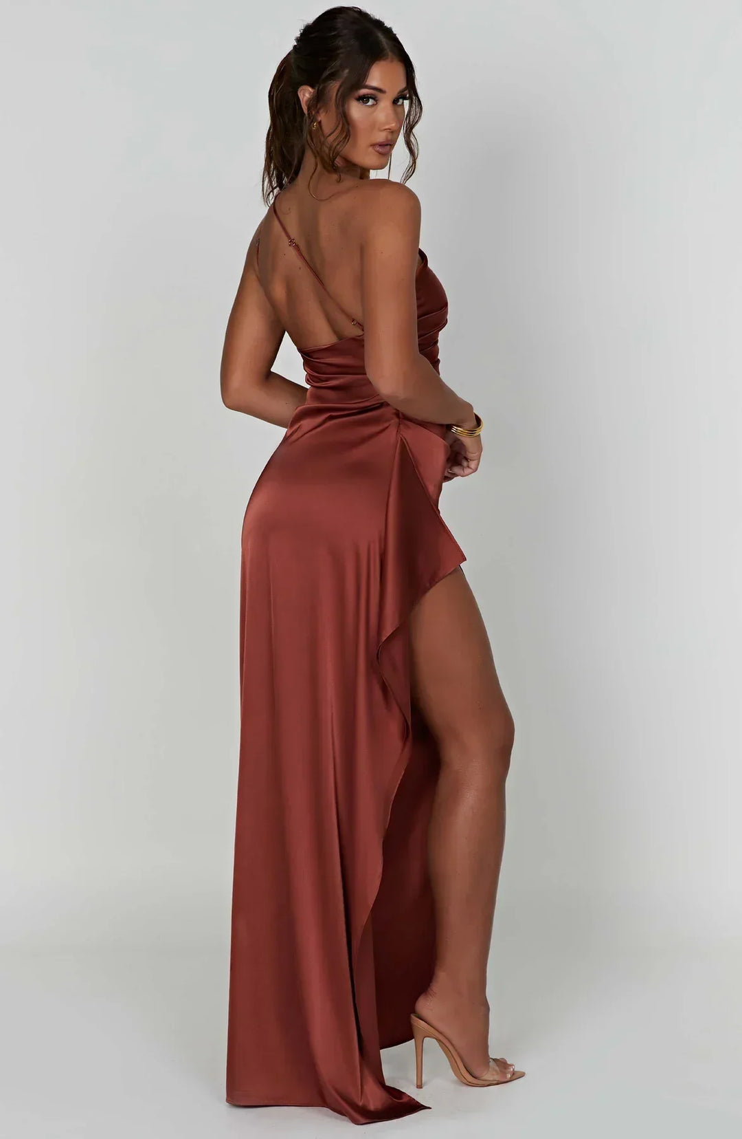 "Elegante Jaida satijnen avondjurk, rood, met asymmetrisch een-schouder ontwerp en hoge zijsplit, damesmode."