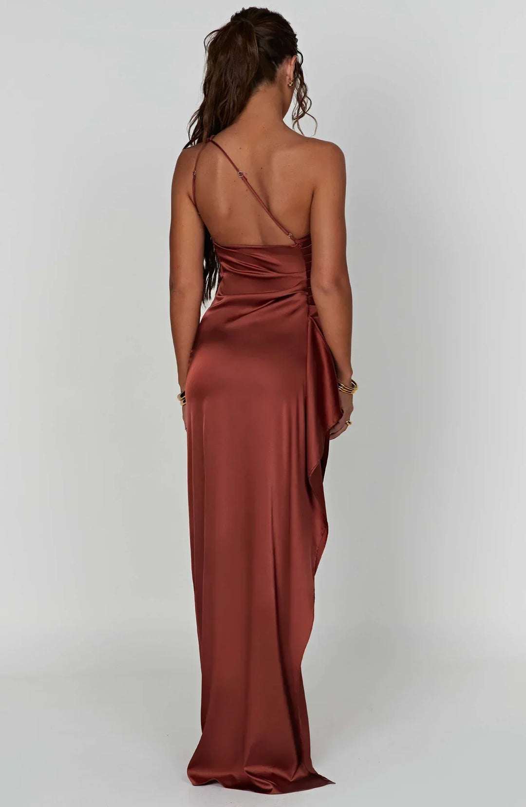 "Elegante Jaida satijnen avondjurk, rood, met asymmetrisch een-schouder ontwerp en hoge zijsplit, damesmode."