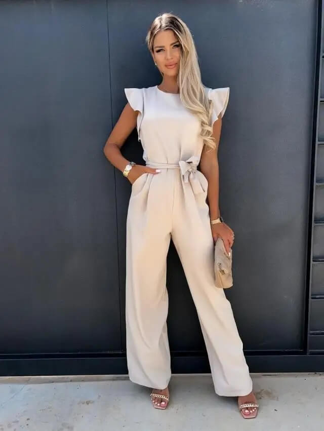 "Elegante jumpsuit met vlindermouwen en brede pijpen, combineert stijl en comfort voor dames, ideaal voor elke gelegenheid."
