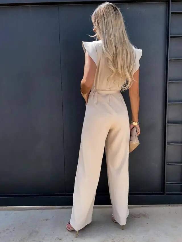 "Elegante jumpsuit met vlindermouwen en brede pijpen, combineert stijl en comfort voor dames, ideaal voor elke gelegenheid."