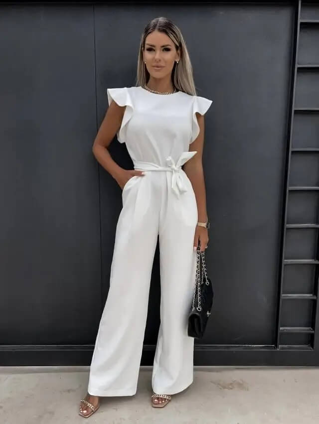 "Elegante jumpsuit met vlindermouwen en brede pijpen, combineert stijl en comfort voor dames, ideaal voor elke gelegenheid."