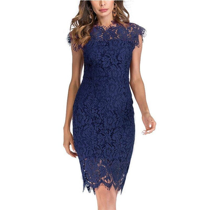 Elegante kanten midi feestjurk, flatterend silhouet, zachte stof, ideaal voor bruilofts- en avondgelegenheden.