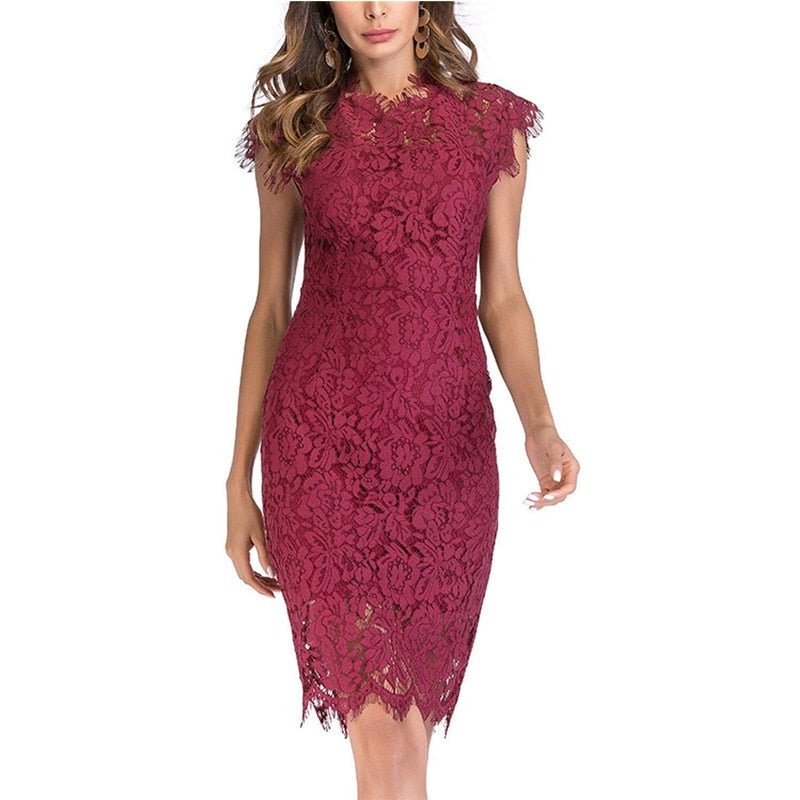 Elegante kanten midi feestjurk, flatterend silhouet, zachte stof, ideaal voor bruilofts- en avondgelegenheden.