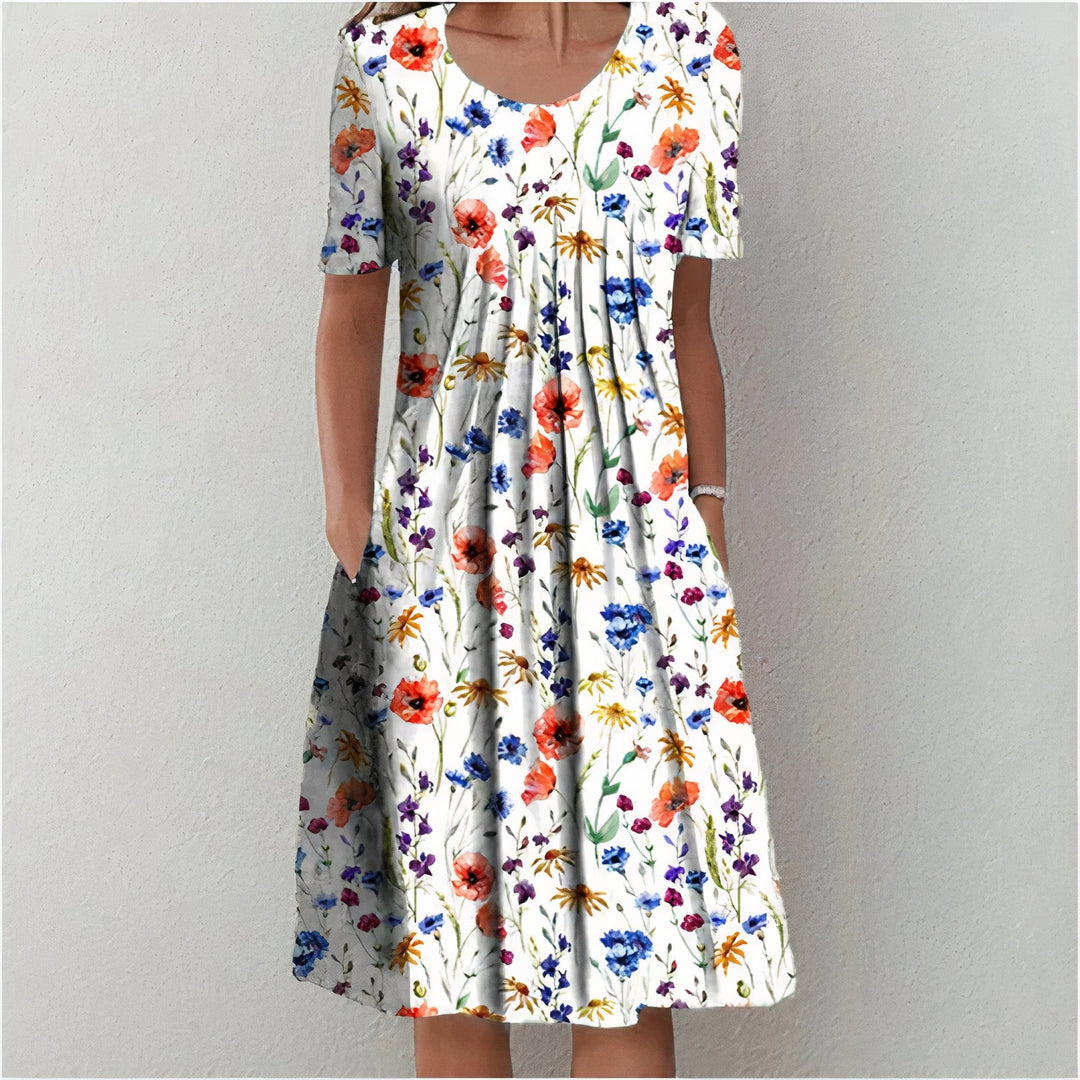 "Elegante katoenen jurk, licht getailleerd, zacht en ademend in blauw met bloemenpatroon, tijdloos ontwerp."