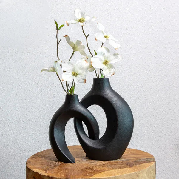 Elegante keramische bloemenvaas met verweven ontwerp, geschikt voor diverse bloemen, ideaal voor creatieve bloemdecoraties.