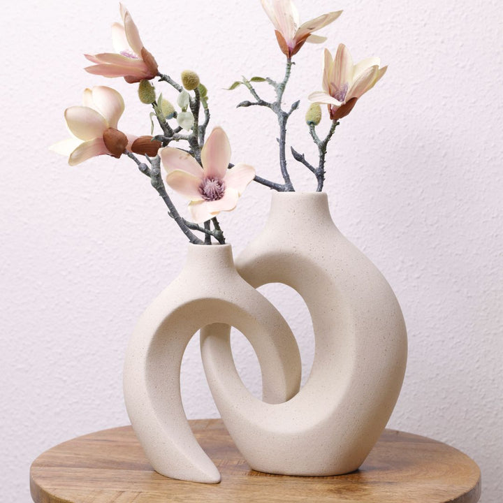 Elegante keramische bloemenvaas met verweven ontwerp, geschikt voor diverse bloemen, ideaal voor creatieve bloemdecoraties.