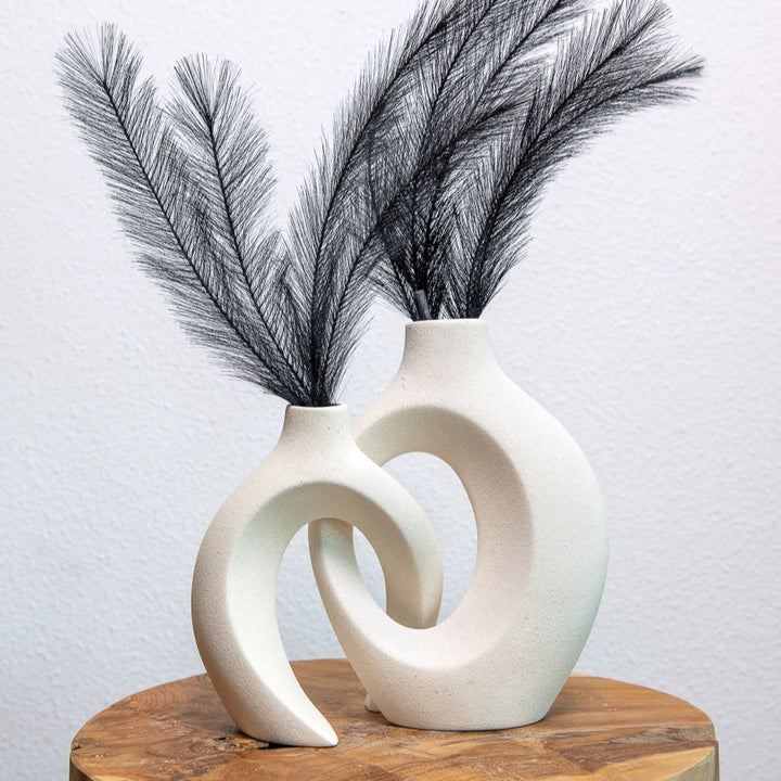 Elegante keramische bloemenvaas met verweven ontwerp, geschikt voor diverse bloemen, ideaal voor creatieve bloemdecoraties.