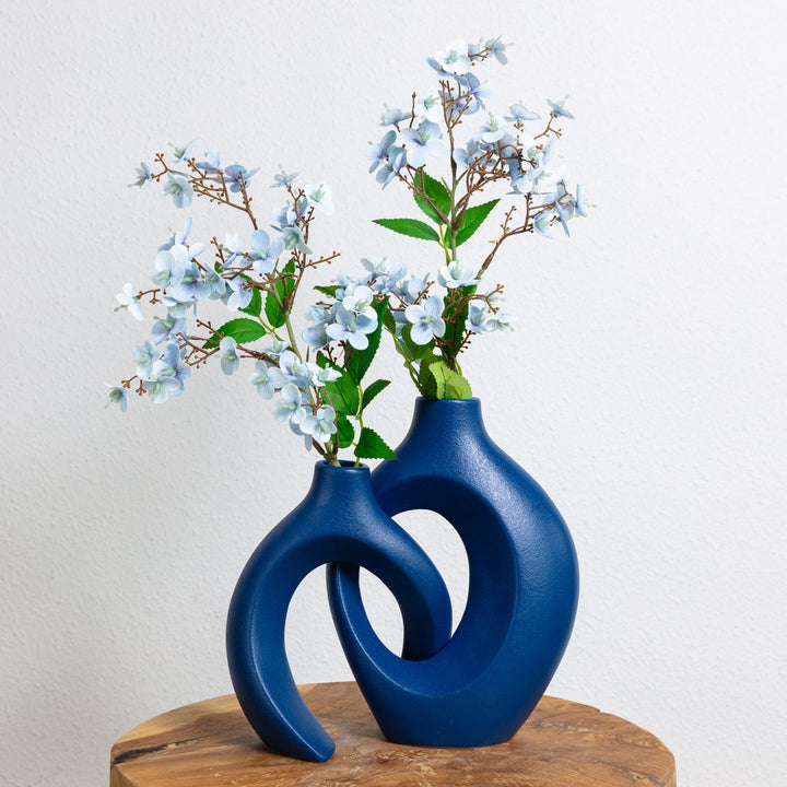 Elegante keramische bloemenvaas met verweven ontwerp, geschikt voor diverse bloemen, ideaal voor creatieve bloemdecoraties.