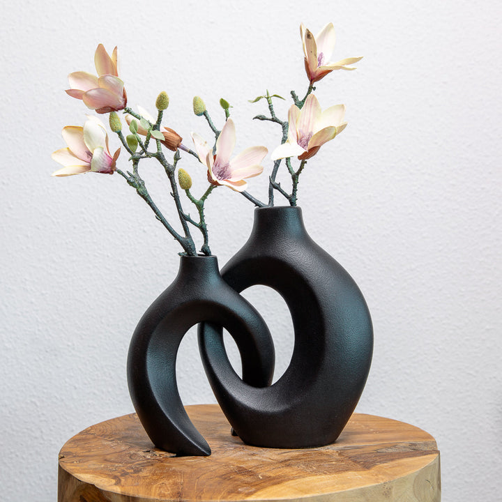 Elegante keramische bloemenvaas met verweven ontwerp, geschikt voor diverse bloemen, ideaal voor creatieve bloemdecoraties.