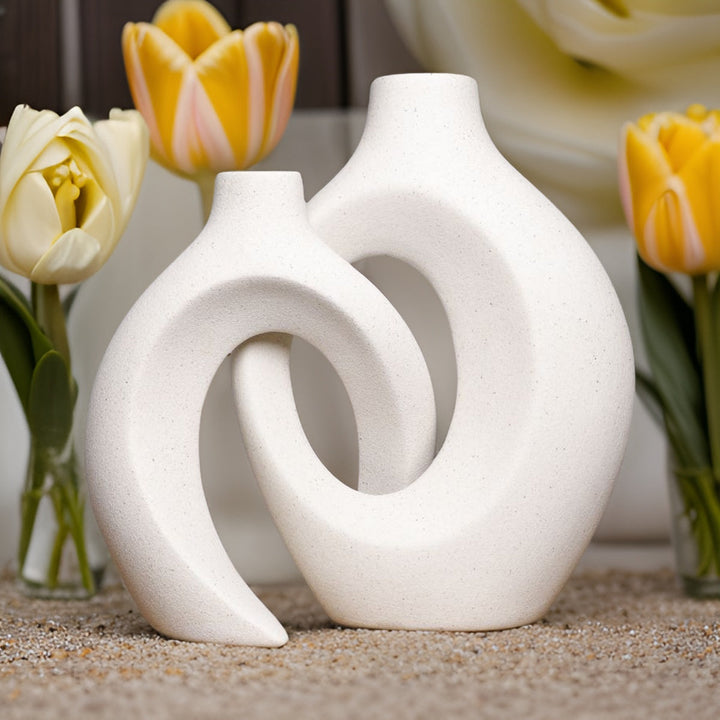 Elegante keramische bloemenvaas met verweven ontwerp, geschikt voor diverse bloemen, ideaal voor creatieve bloemdecoraties.