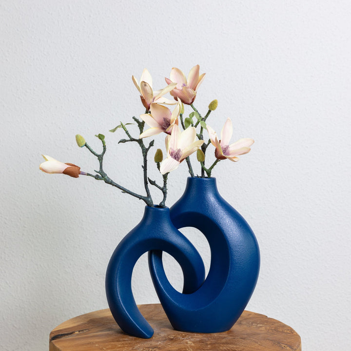 Elegante keramische bloemenvaas met verweven ontwerp, geschikt voor diverse bloemen, ideaal voor creatieve bloemdecoraties.