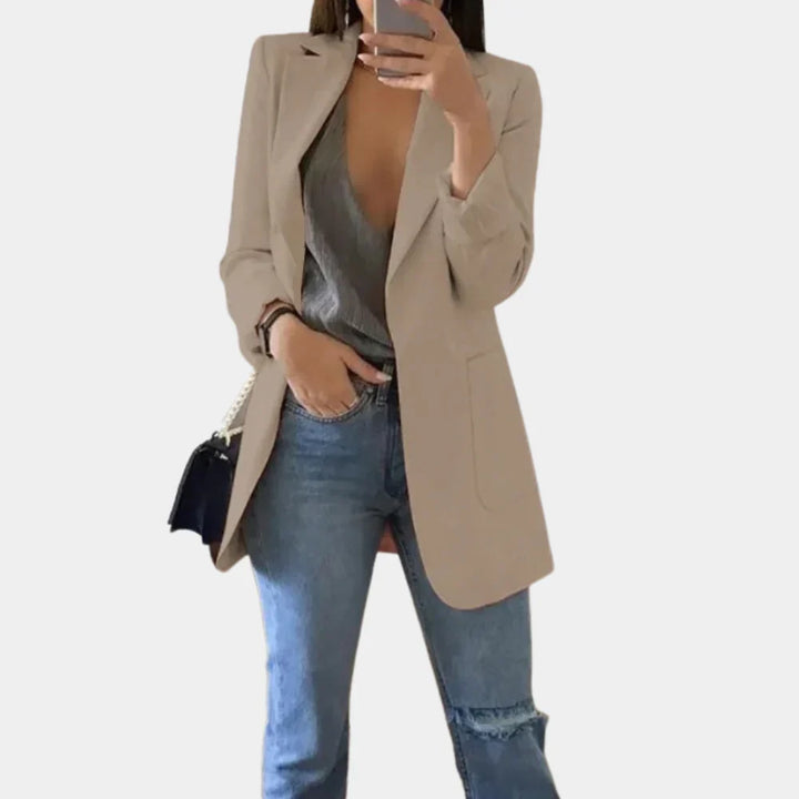 "Elegante khaki dames blazer, lange slim fit, katoenmix, perfecte keuze voor werk of avondje uit."