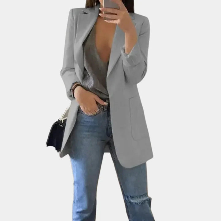 "Elegante khaki dames blazer, lange slim fit, katoenmix, perfecte keuze voor werk of avondje uit."
